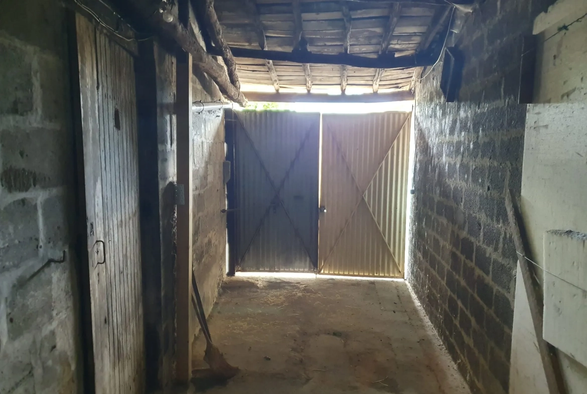 Charmante maison de bourg en pierre avec dépendances et cour orientée sud-ouest à Saint-Fort-sur-Gironde 