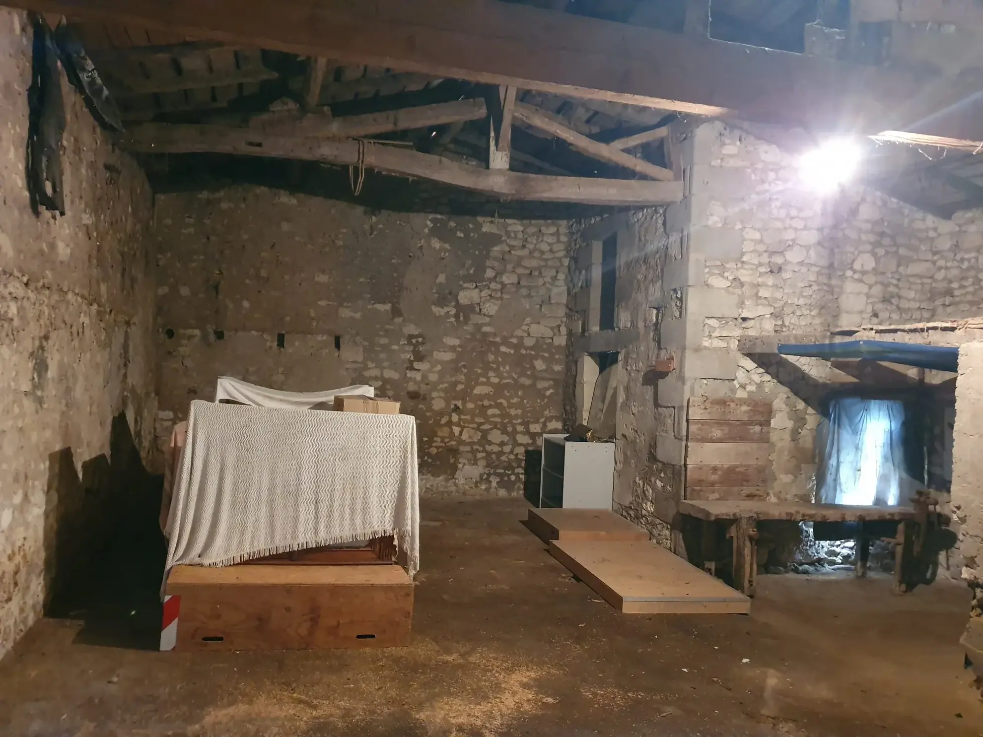Charmante maison de bourg en pierre avec dépendances et cour orientée sud-ouest à Saint-Fort-sur-Gironde 