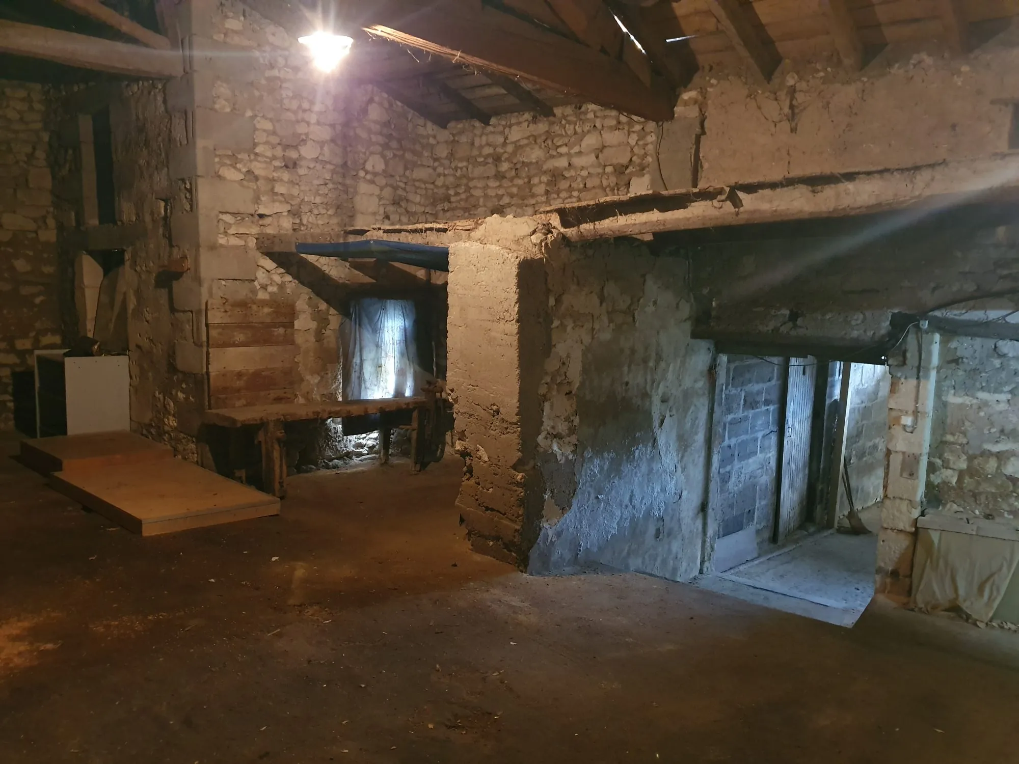 Charmante maison de bourg en pierre avec dépendances et cour orientée sud-ouest à Saint-Fort-sur-Gironde 