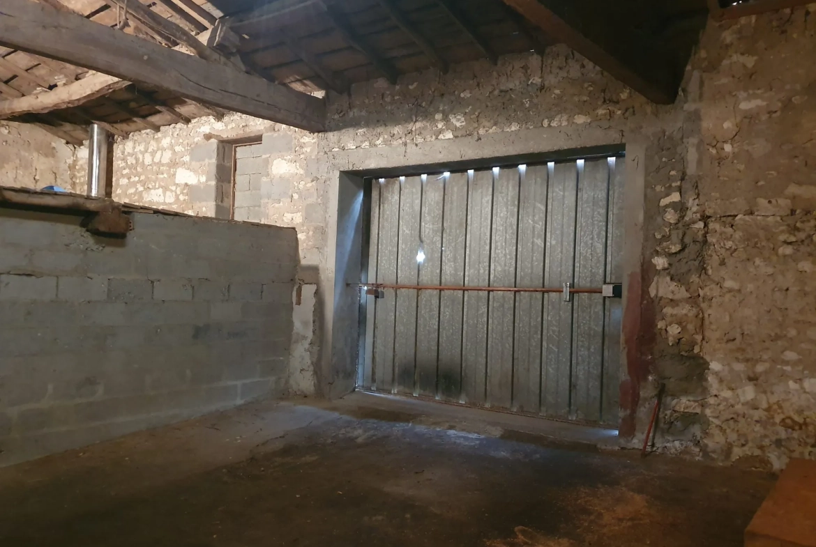 Charmante maison de bourg en pierre avec dépendances et cour orientée sud-ouest à Saint-Fort-sur-Gironde 