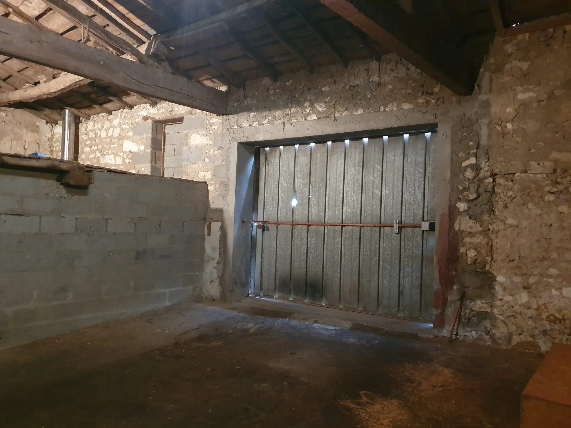 Charmante maison de bourg en pierre avec dépendances et cour orientée sud-ouest à Saint-Fort-sur-Gironde 