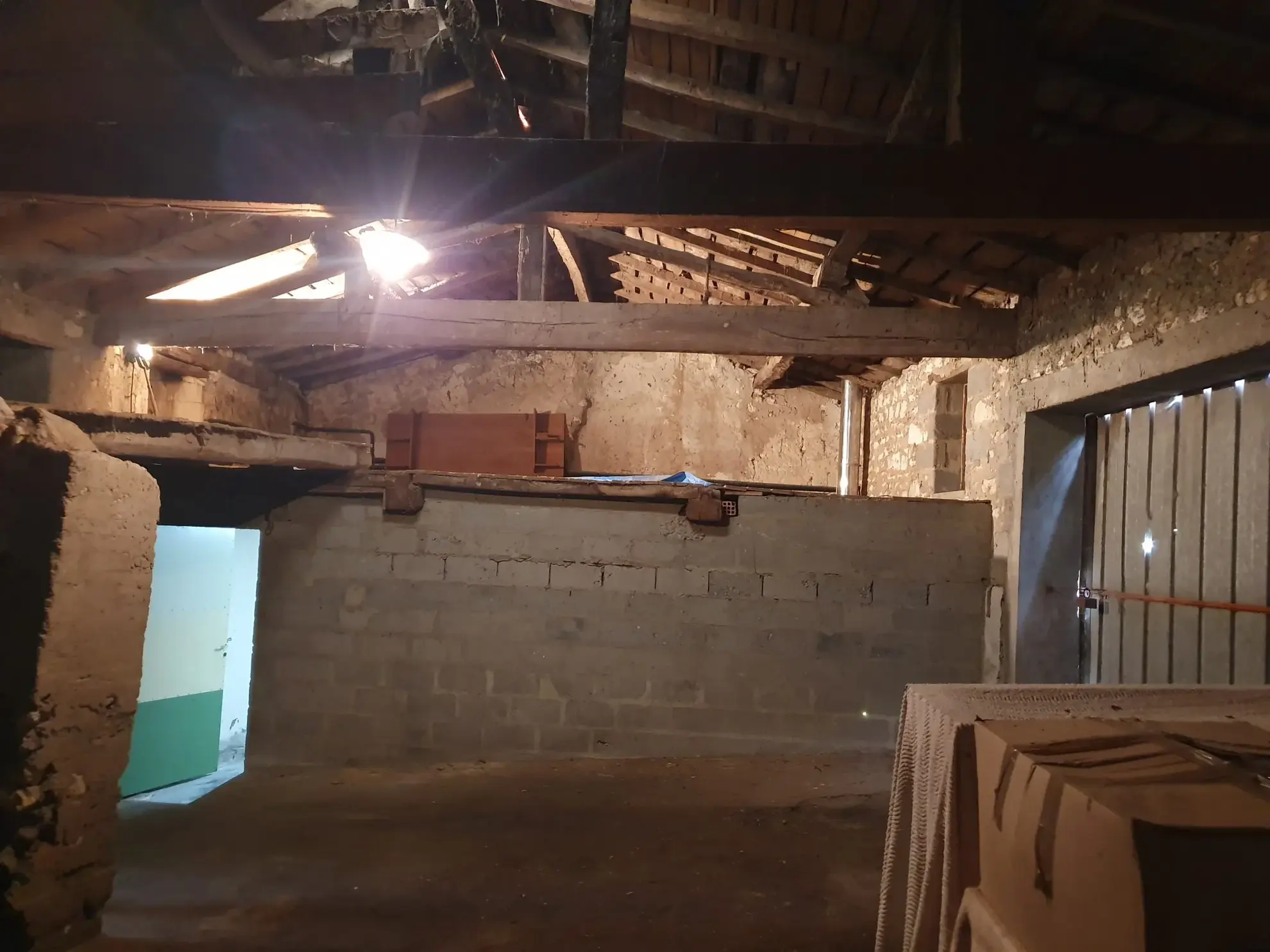 Charmante maison de bourg en pierre avec dépendances et cour orientée sud-ouest à Saint-Fort-sur-Gironde 