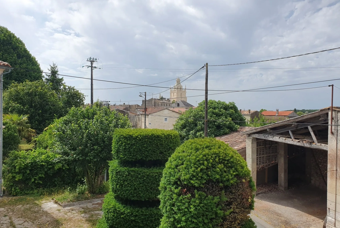 Charmante maison de bourg en pierre avec dépendances et cour orientée sud-ouest à Saint-Fort-sur-Gironde 