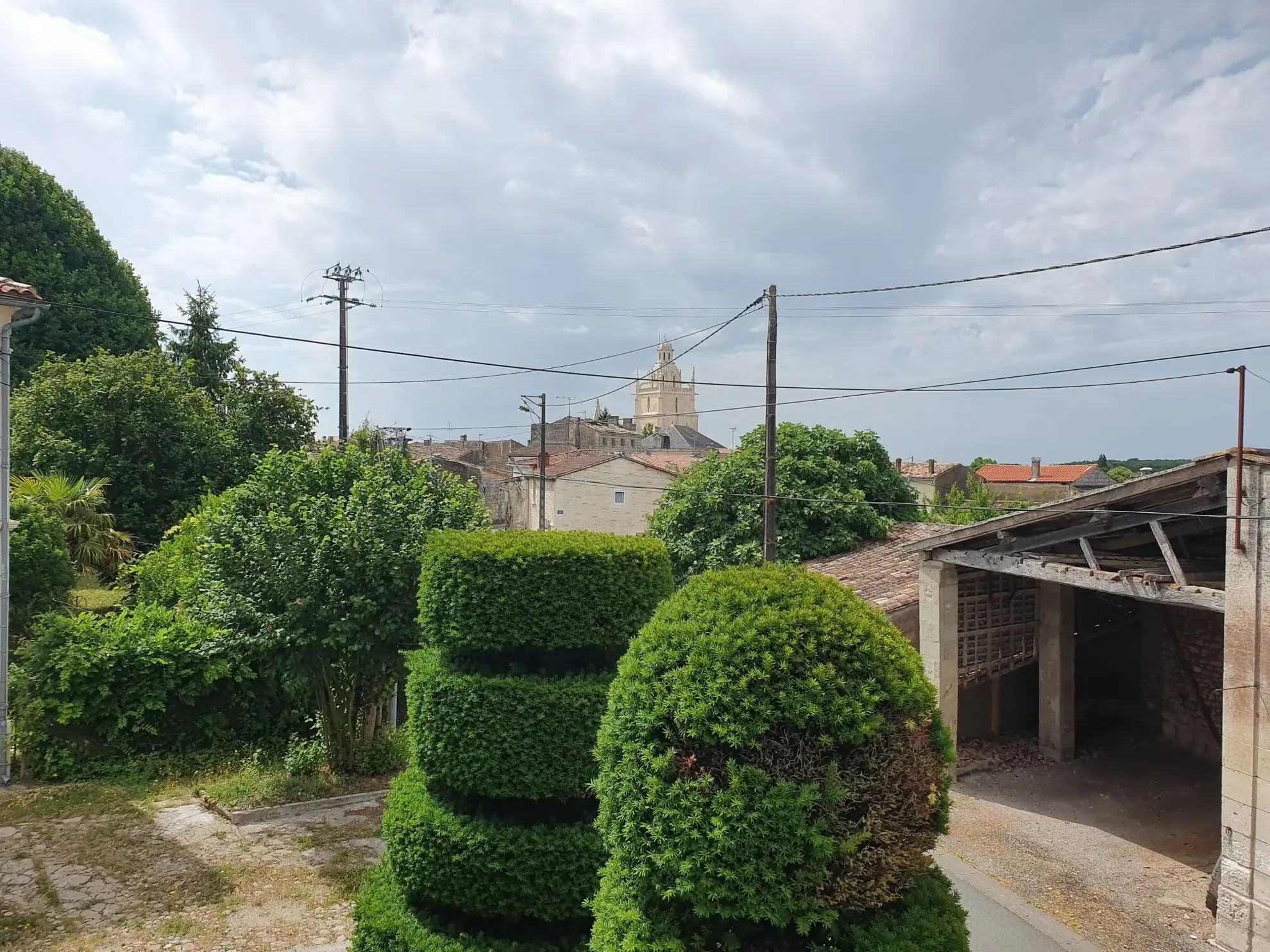 Charmante maison de bourg en pierre avec dépendances et cour orientée sud-ouest à Saint-Fort-sur-Gironde 