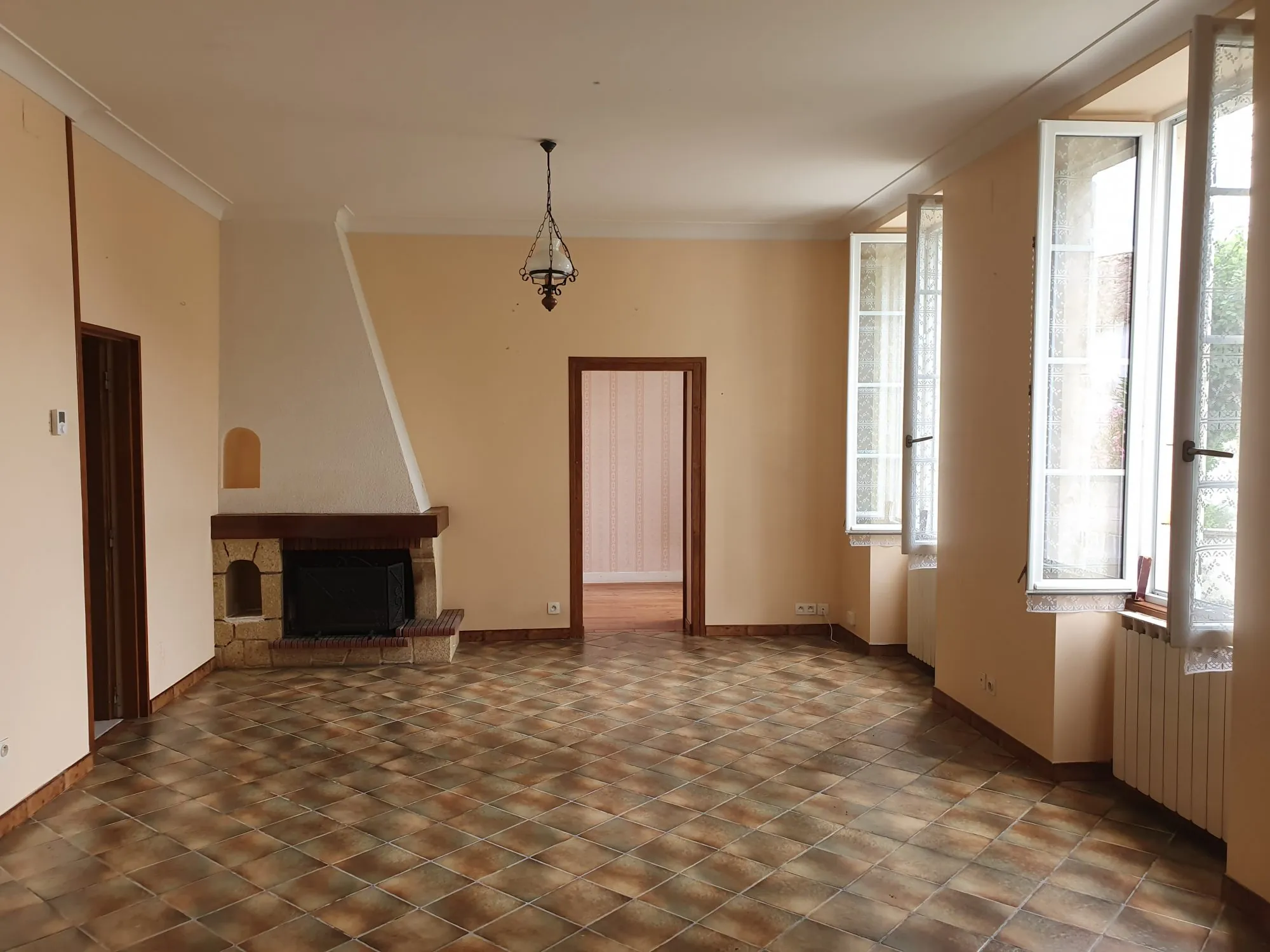 Charmante maison de bourg en pierre avec dépendances et cour orientée sud-ouest à Saint-Fort-sur-Gironde 