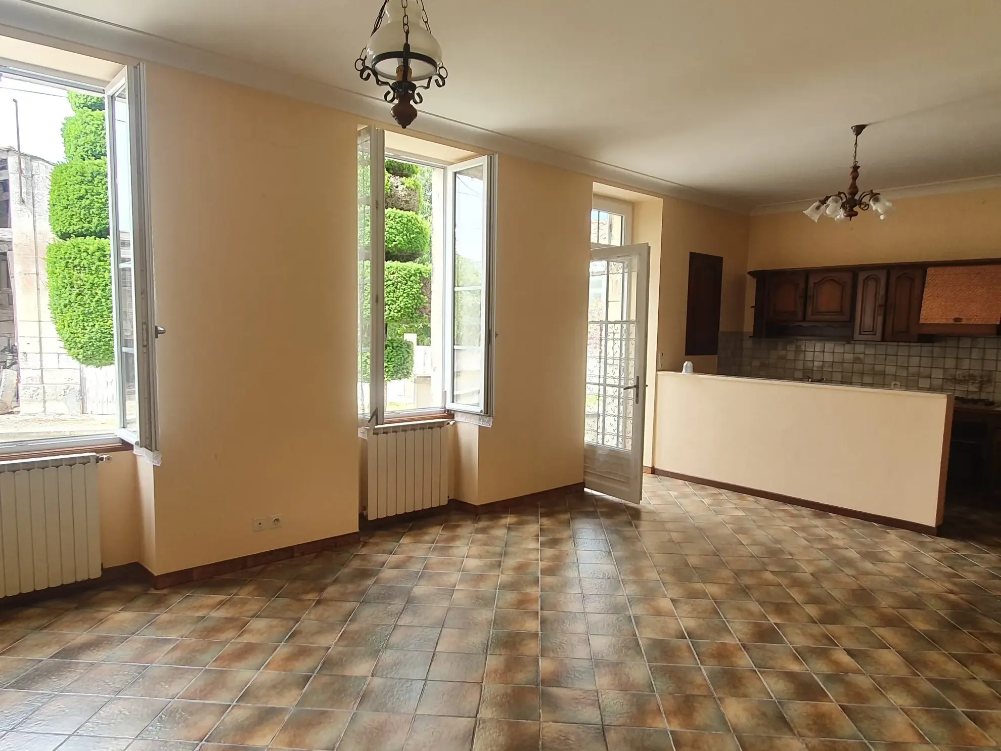 Charmante maison de bourg en pierre avec dépendances et cour orientée sud-ouest à Saint-Fort-sur-Gironde 