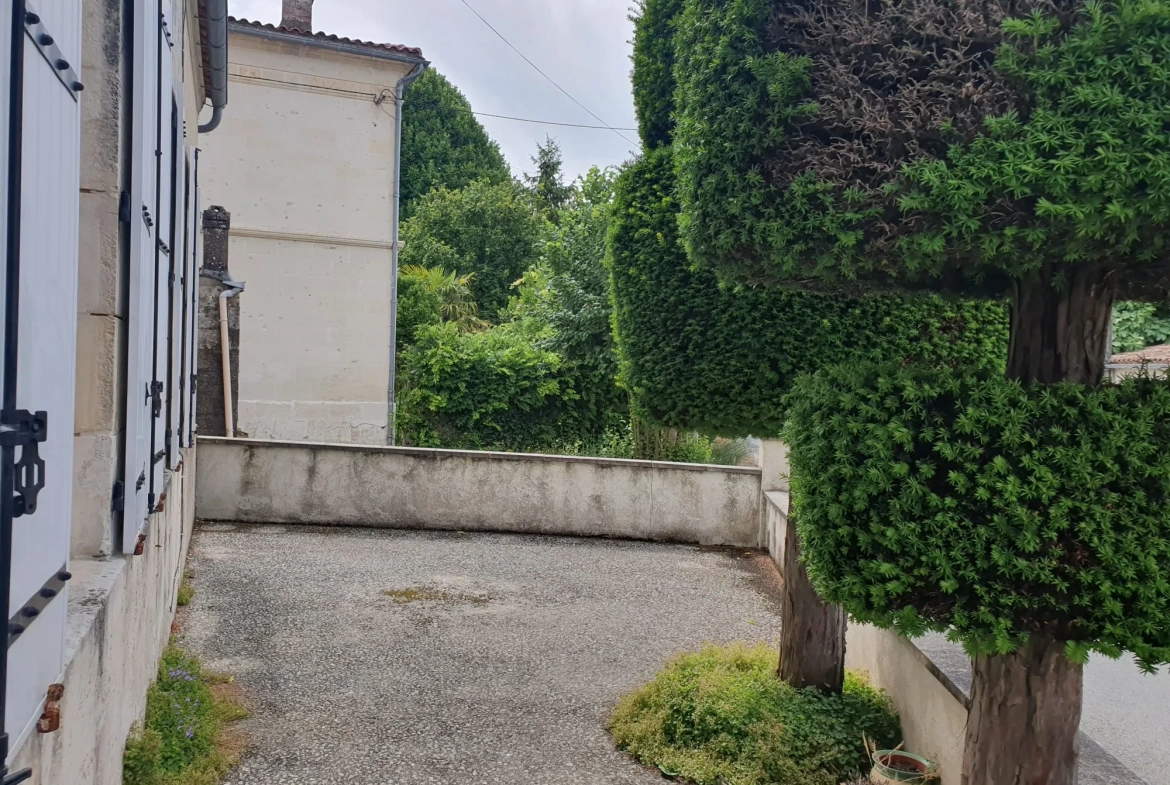 Charmante maison de bourg en pierre avec dépendances et cour orientée sud-ouest à Saint-Fort-sur-Gironde 