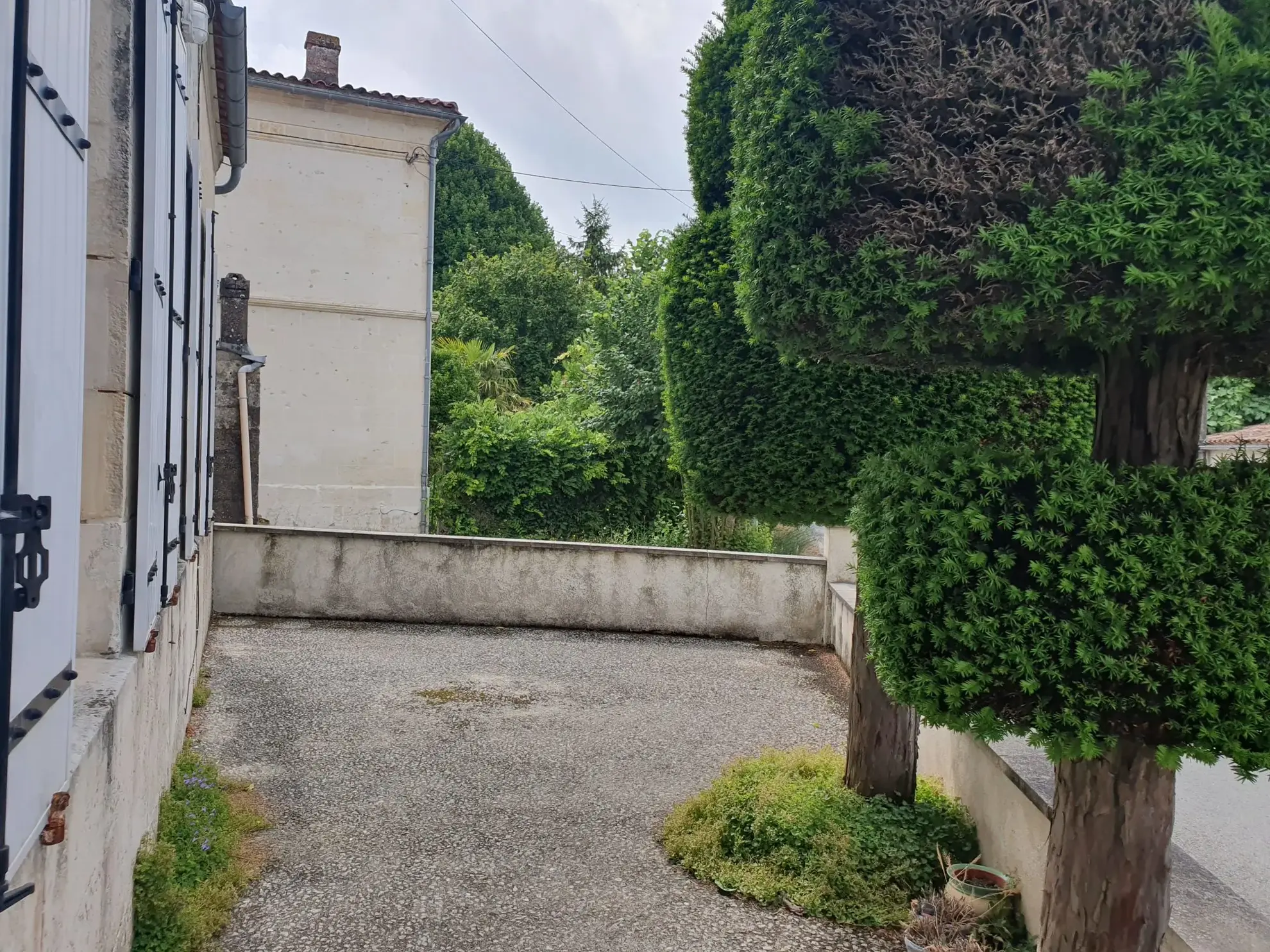 Charmante maison de bourg en pierre avec dépendances et cour orientée sud-ouest à Saint-Fort-sur-Gironde 