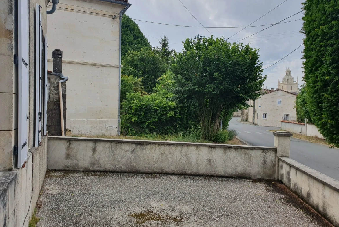 Charmante maison de bourg en pierre avec dépendances et cour orientée sud-ouest à Saint-Fort-sur-Gironde 