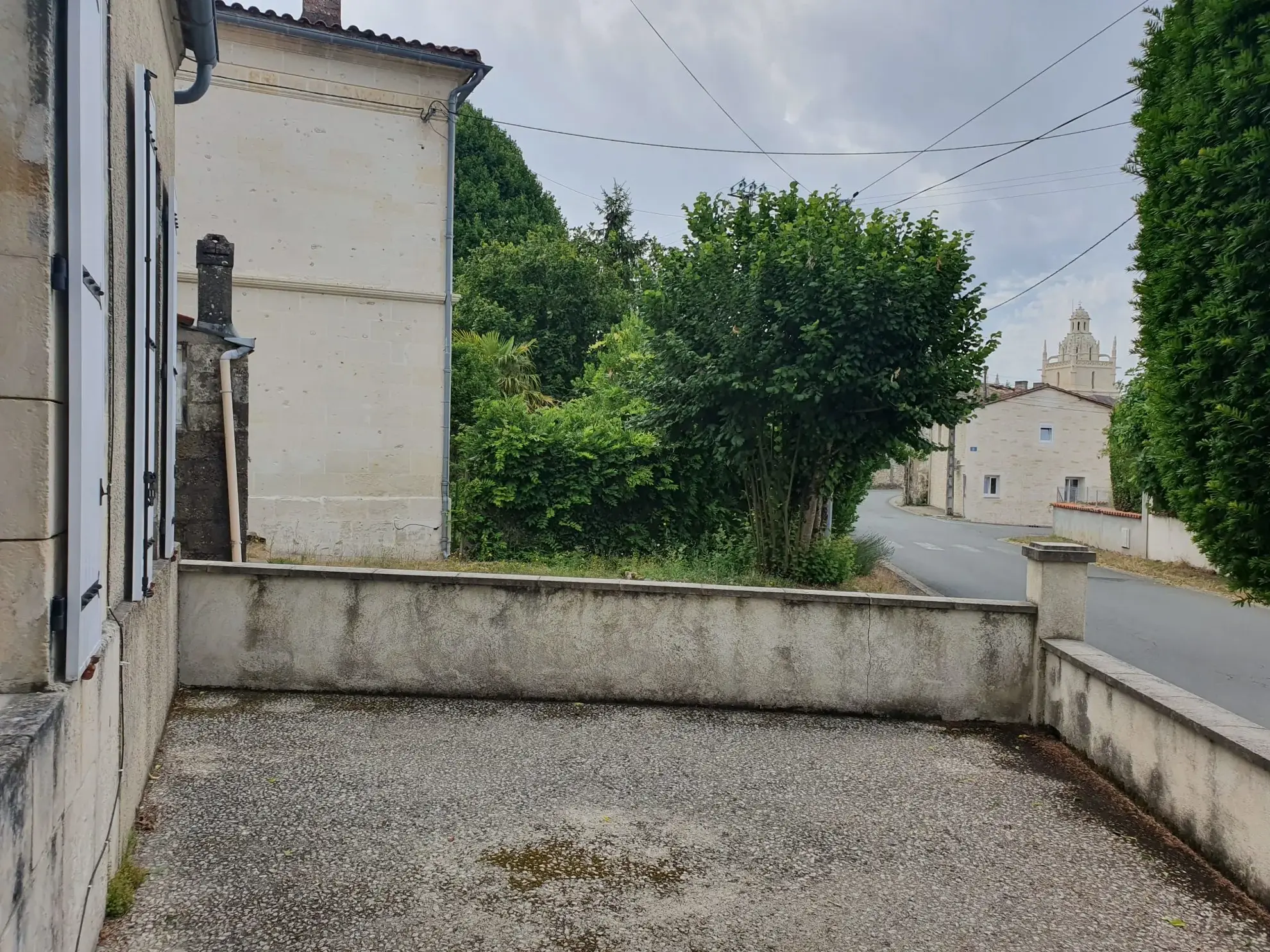 Charmante maison de bourg en pierre avec dépendances et cour orientée sud-ouest à Saint-Fort-sur-Gironde 