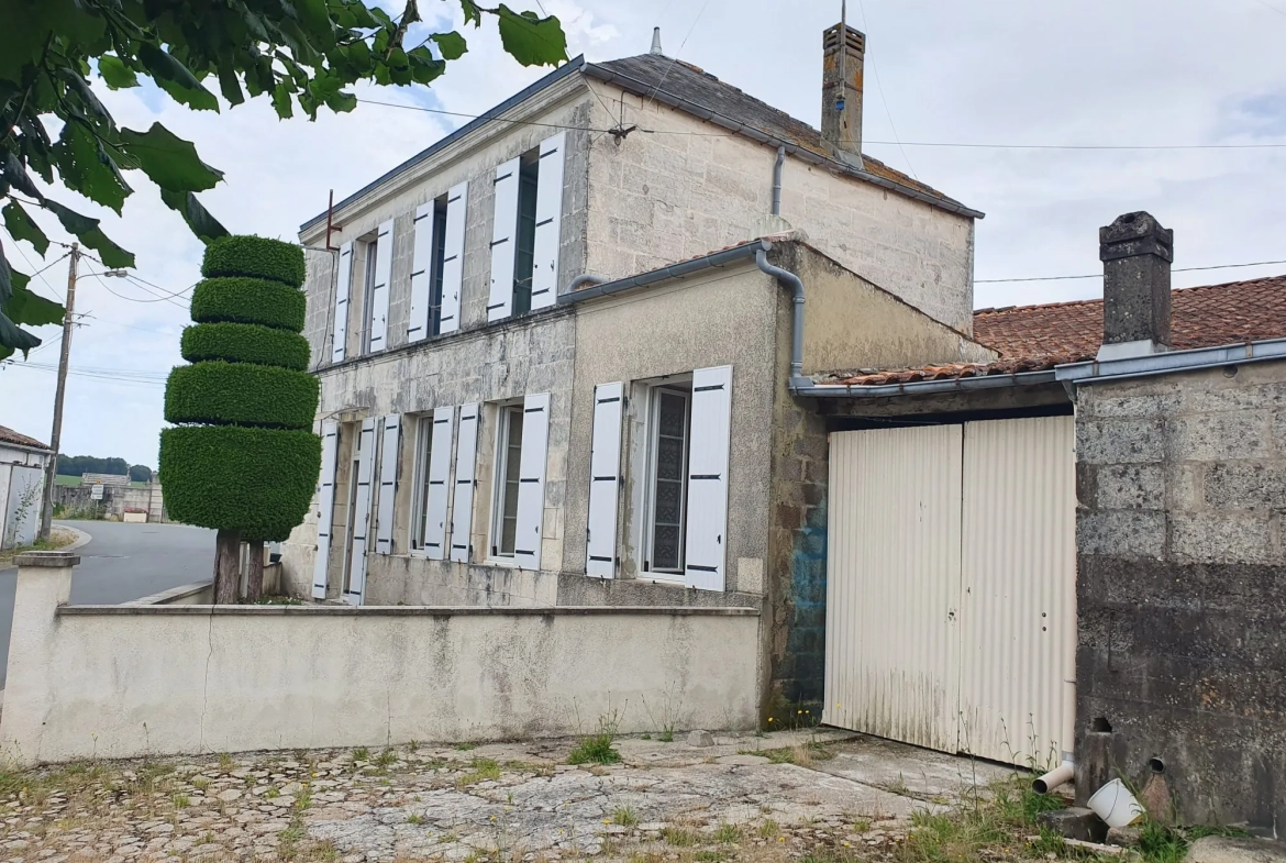 Charmante maison de bourg en pierre avec dépendances et cour orientée sud-ouest à Saint-Fort-sur-Gironde 