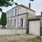 Charmante maison de bourg en pierre avec dépendances et cour orientée sud-ouest à Saint-Fort-sur-Gironde