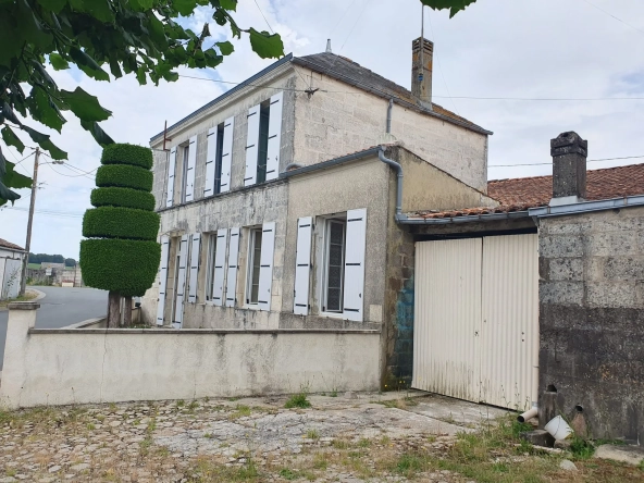 Charmante maison de bourg en pierre avec dépendances et cour orientée sud-ouest à Saint-Fort-sur-Gironde