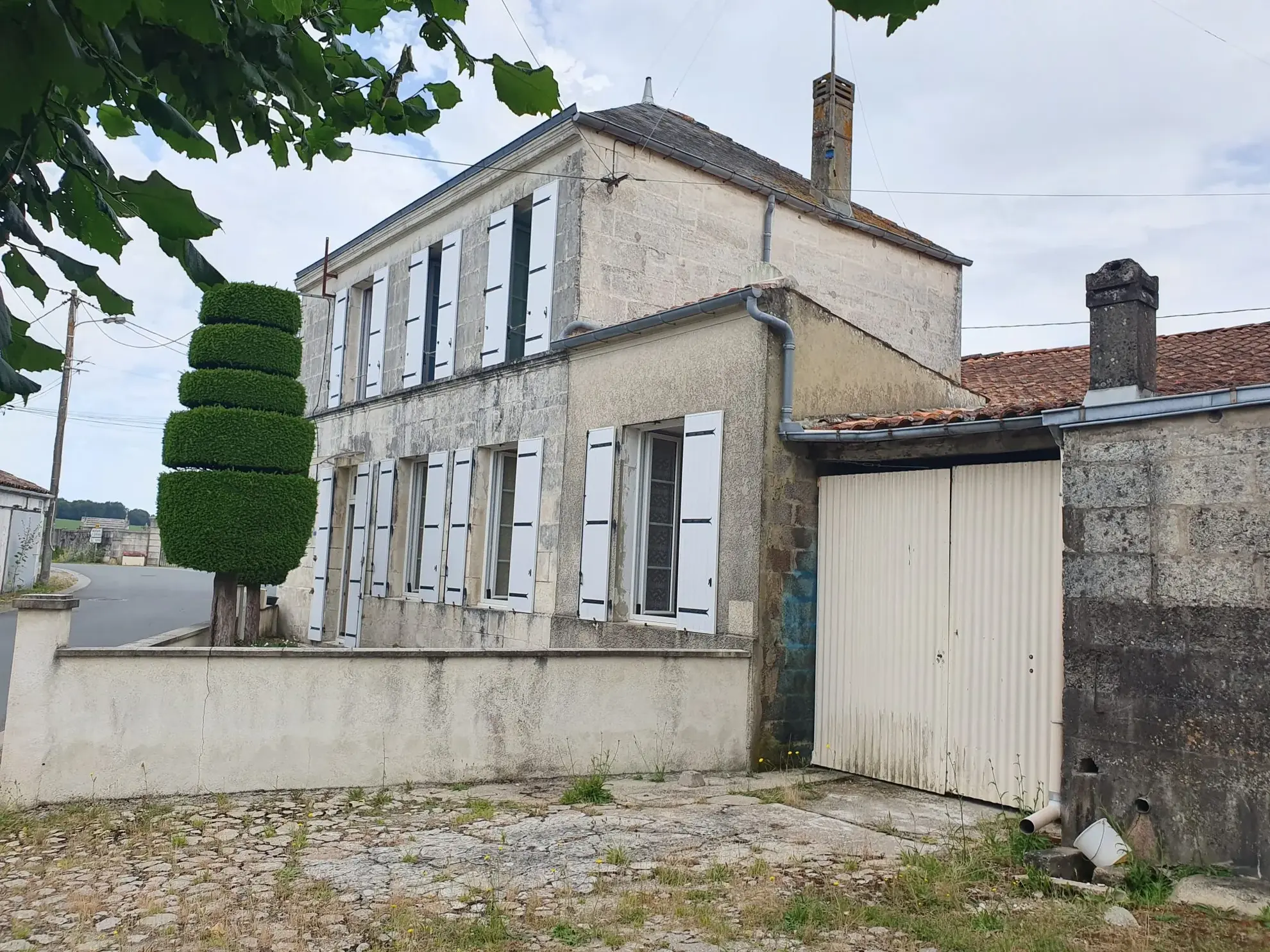 Charmante maison de bourg en pierre avec dépendances et cour orientée sud-ouest à Saint-Fort-sur-Gironde 
