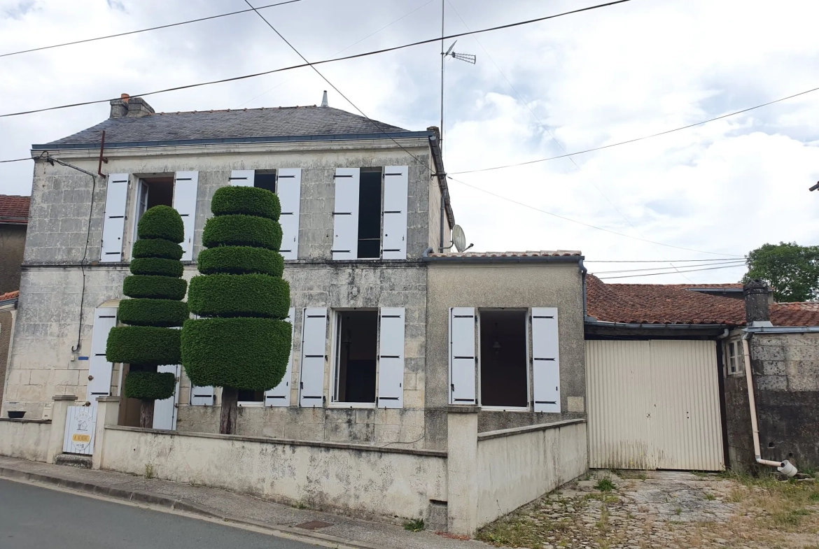 Charmante maison de bourg en pierre avec dépendances et cour orientée sud-ouest à Saint-Fort-sur-Gironde 