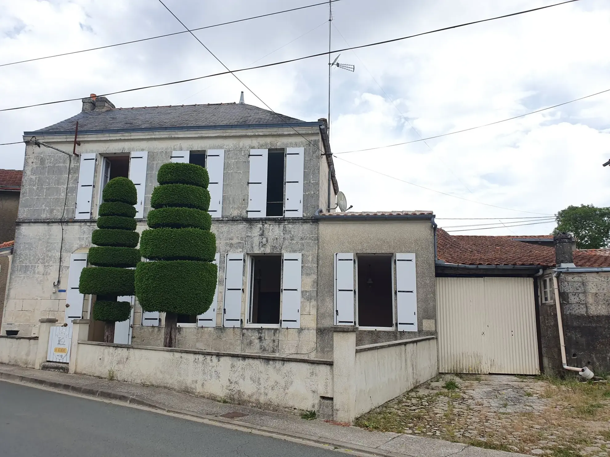 Charmante maison de bourg en pierre avec dépendances et cour orientée sud-ouest à Saint-Fort-sur-Gironde 