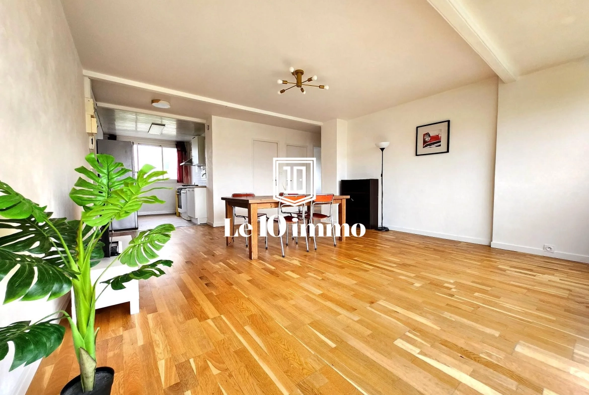 Salon Appartement T5 lumineux de 84 m² à Cholet avec cave et parking privé 