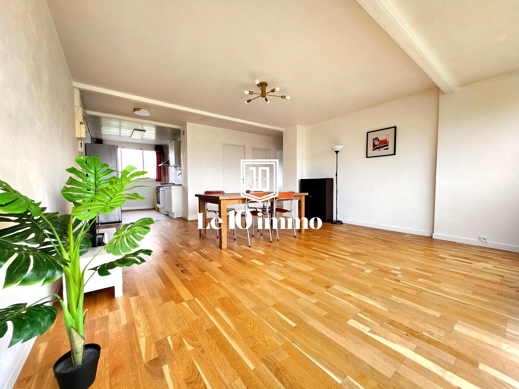 Salon Appartement T5 lumineux de 84 m² à Cholet avec cave et parking privé 