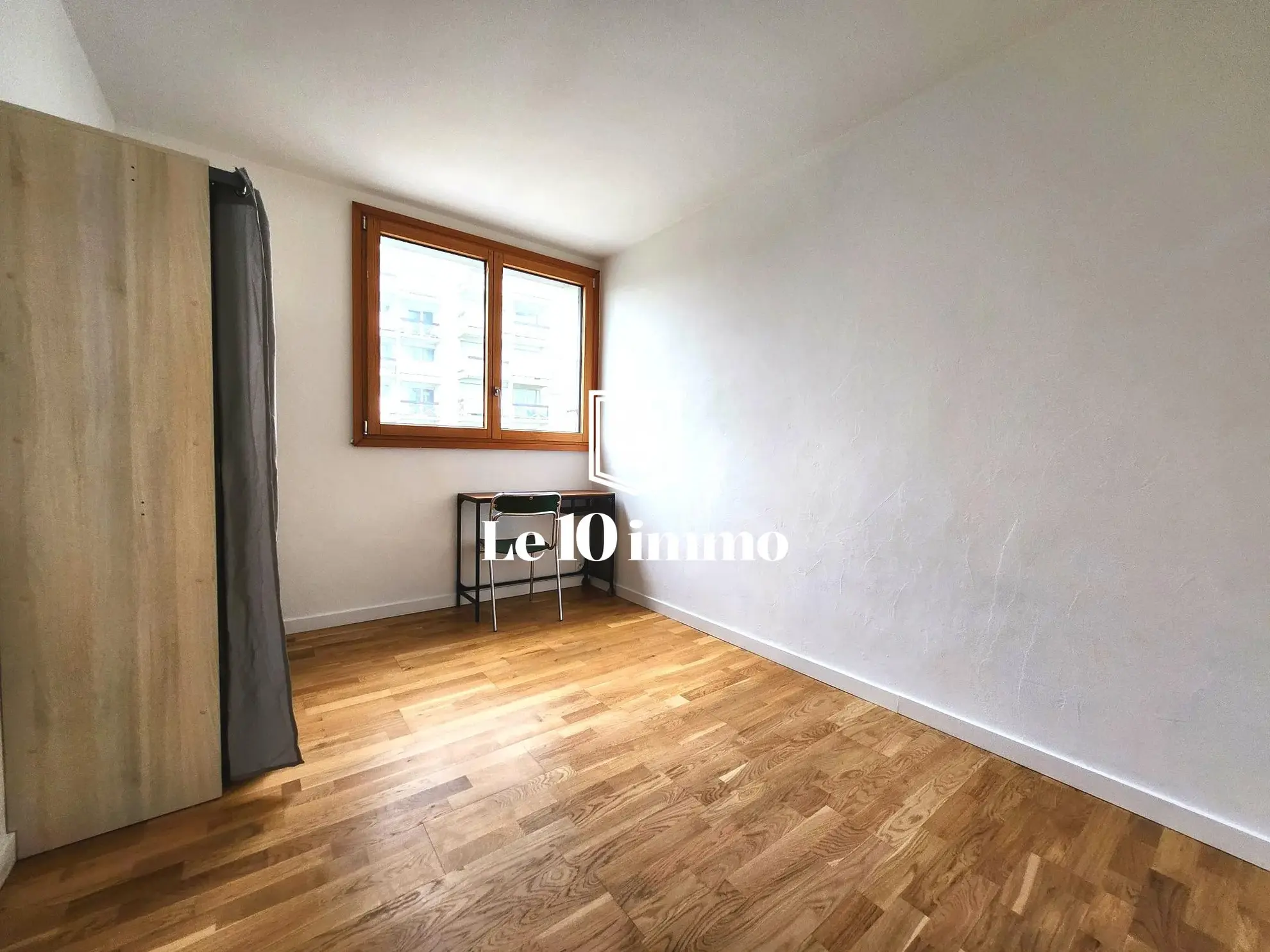 Chambre 1 Appartement T5 lumineux de 84 m² à Cholet avec cave et parking privé 