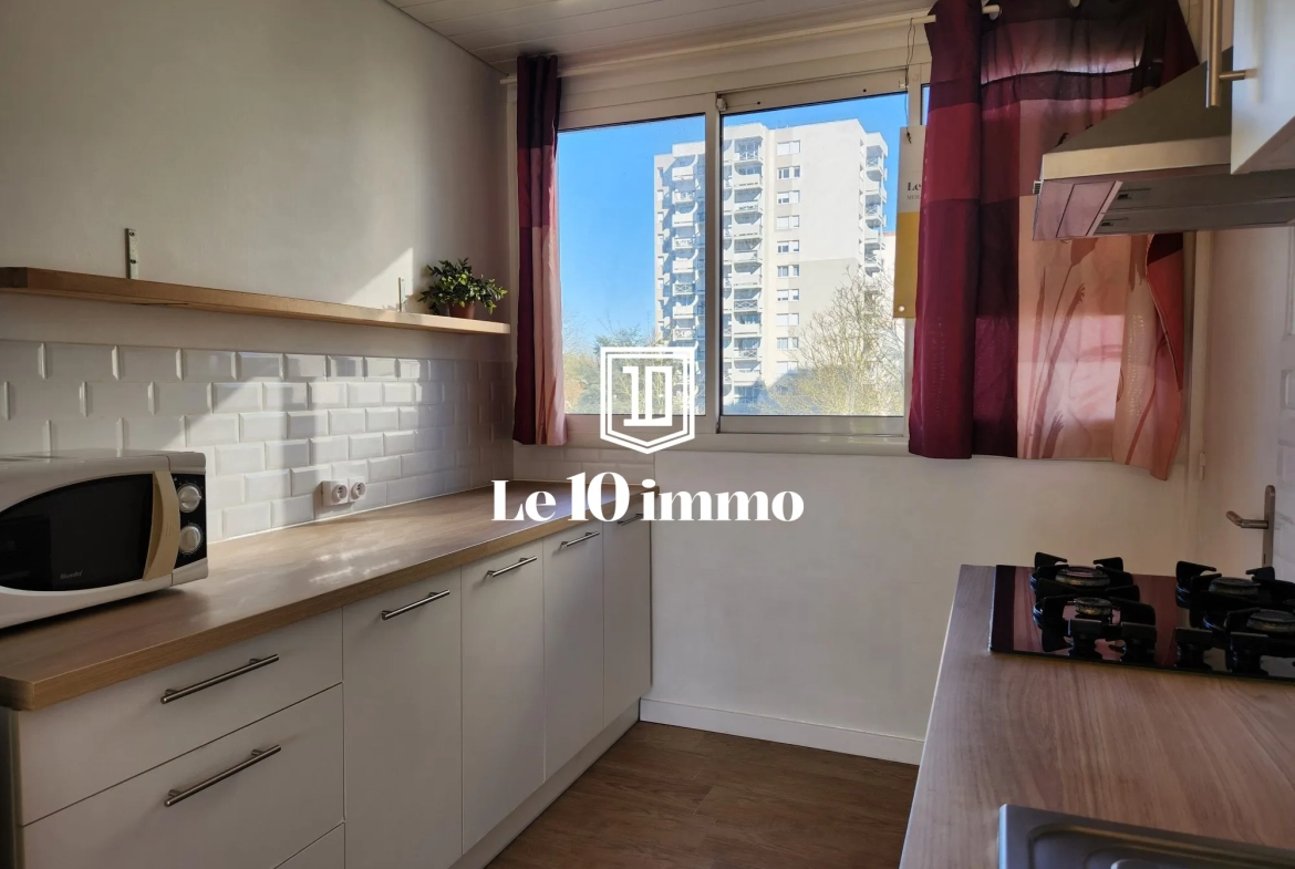 Cuisine Appartement T5 lumineux de 84 m² à Cholet avec cave et parking privé 