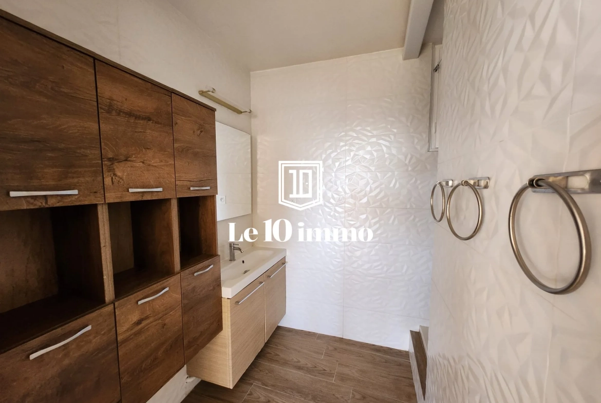 Salle d'eau Appartement T5 lumineux de 84 m² à Cholet avec cave et parking privé 