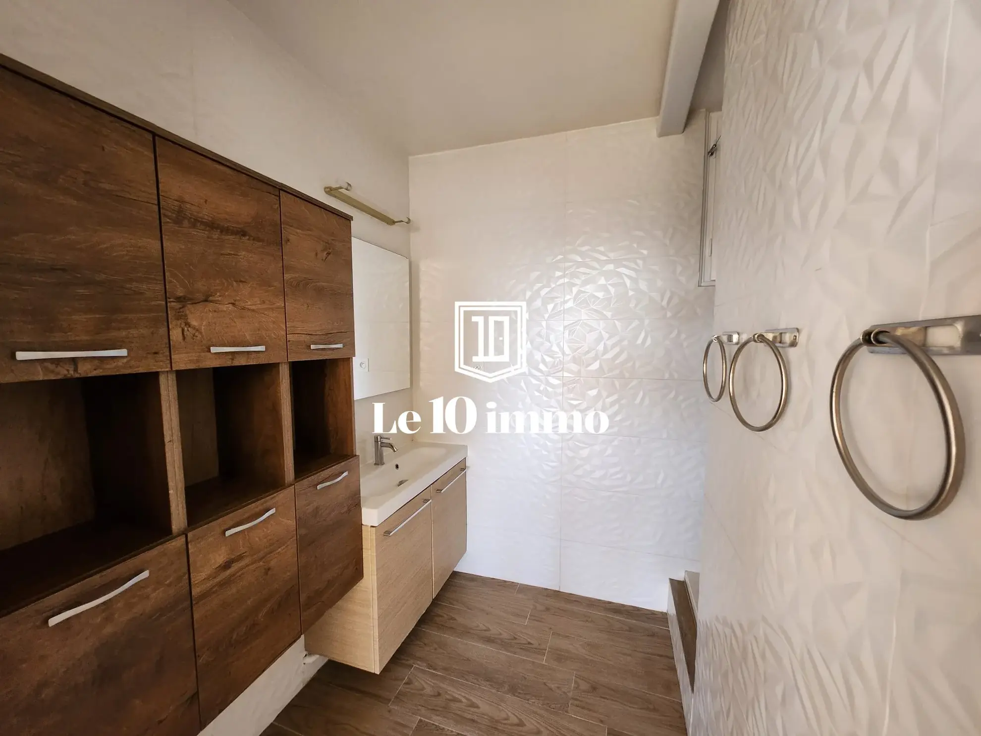 Salle d'eau Appartement T5 lumineux de 84 m² à Cholet avec cave et parking privé 