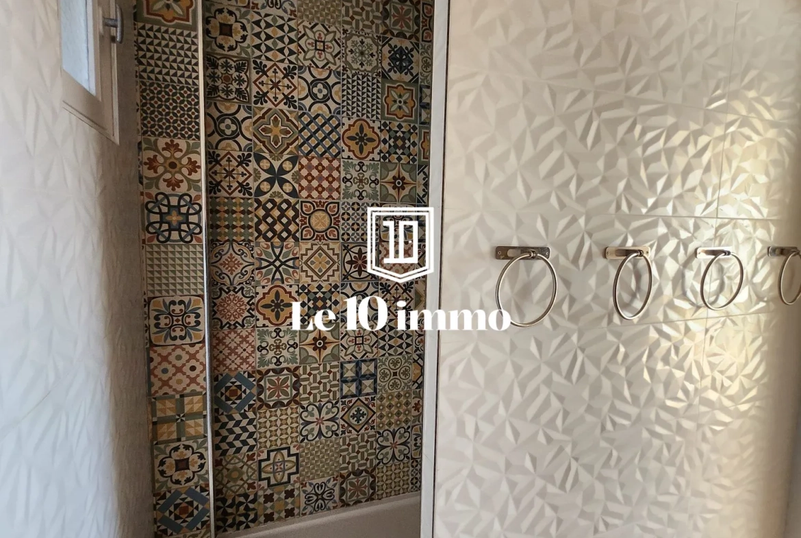 Salle d'eau Appartement T5 lumineux de 84 m² à Cholet avec cave et parking privé 