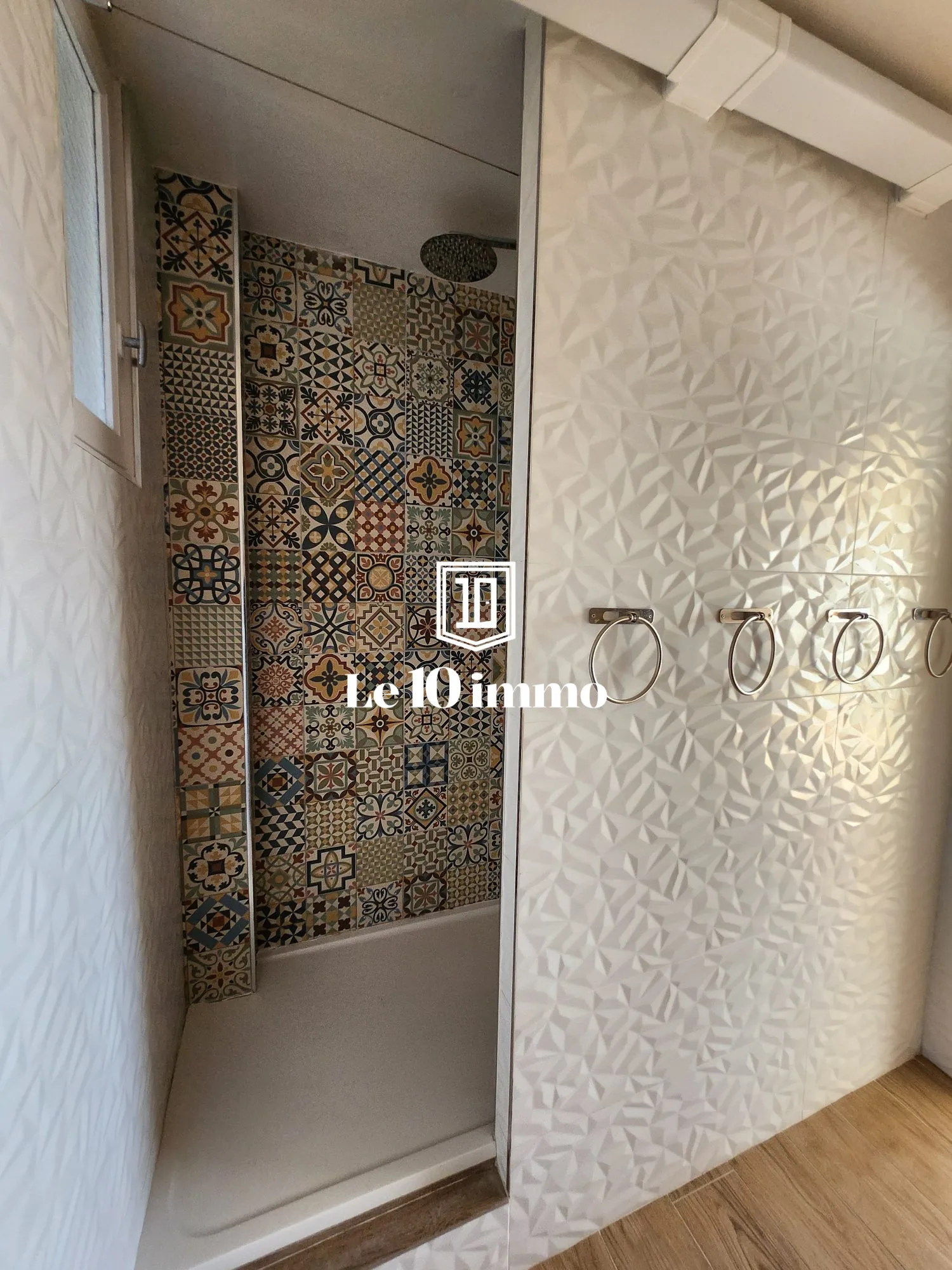 Salle d'eau Appartement T5 lumineux de 84 m² à Cholet avec cave et parking privé 