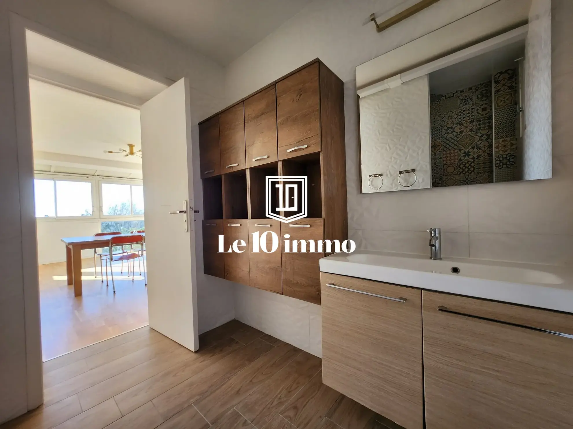 Salle d'eau Appartement T5 lumineux de 84 m² à Cholet avec cave et parking privé 