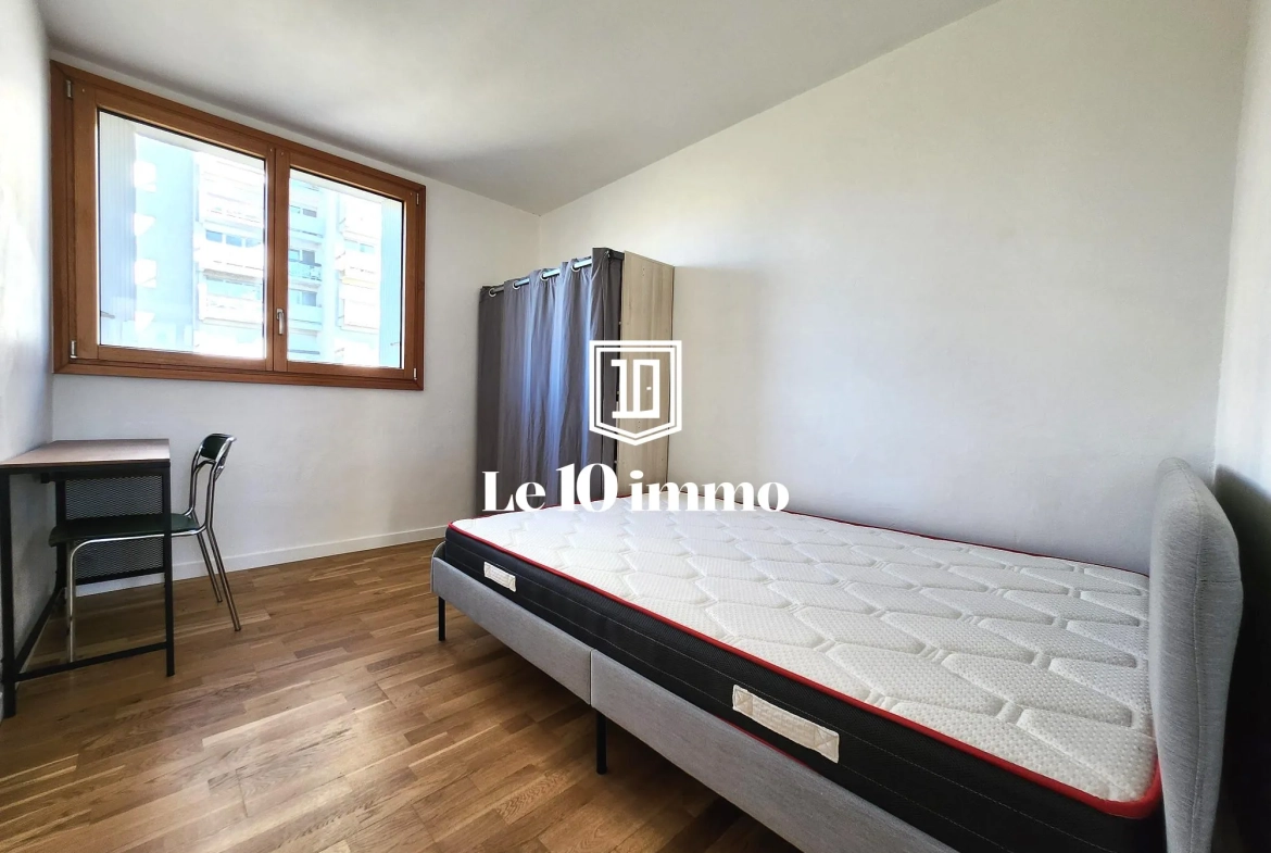 Chambre 3  Appartement T5 lumineux de 84 m² à Cholet avec cave et parking privé 