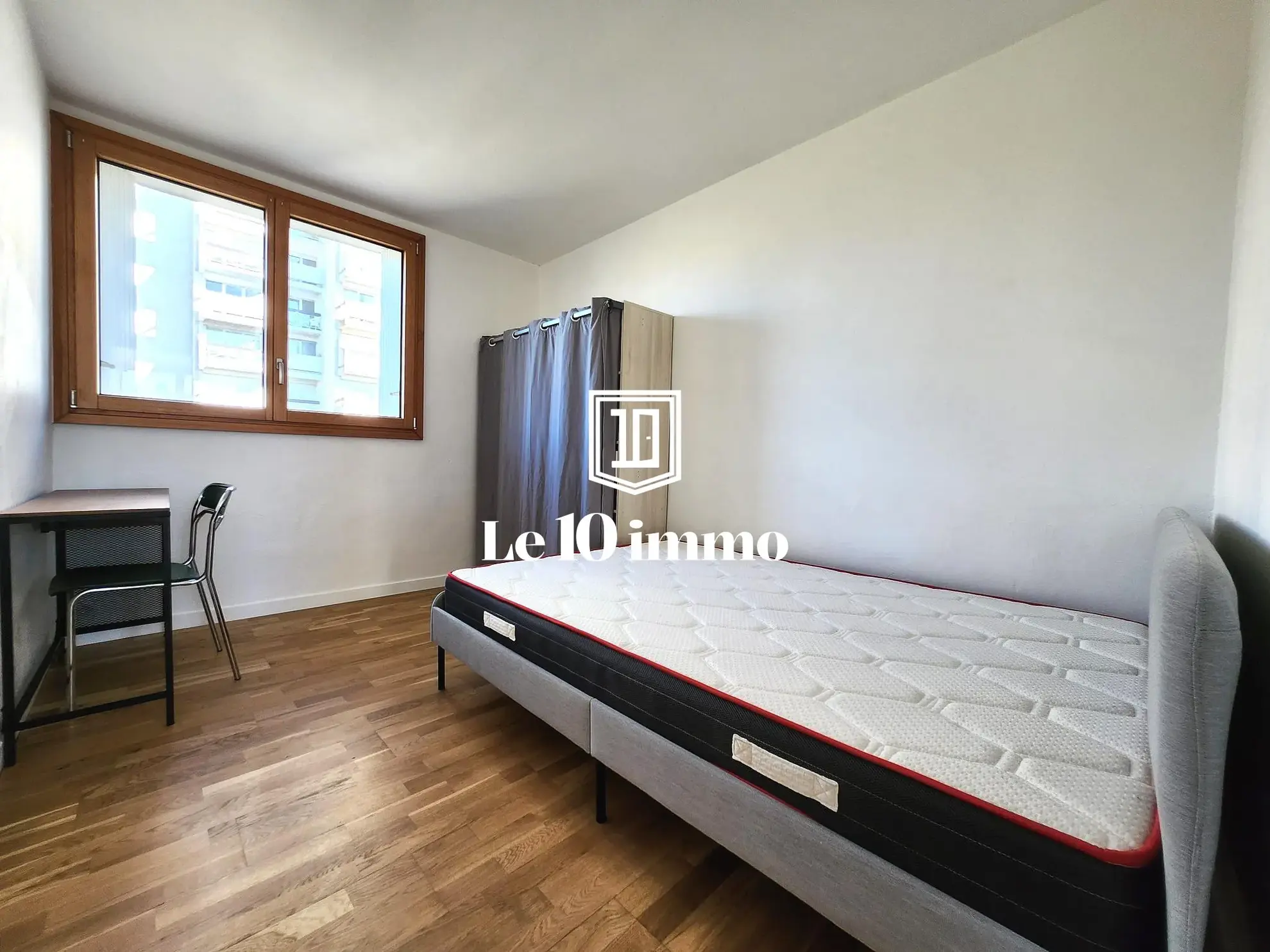 Chambre 3  Appartement T5 lumineux de 84 m² à Cholet avec cave et parking privé 