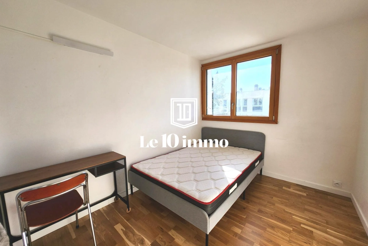 Chambre 2 Appartement T5 lumineux de 84 m² à Cholet avec cave et parking privé 