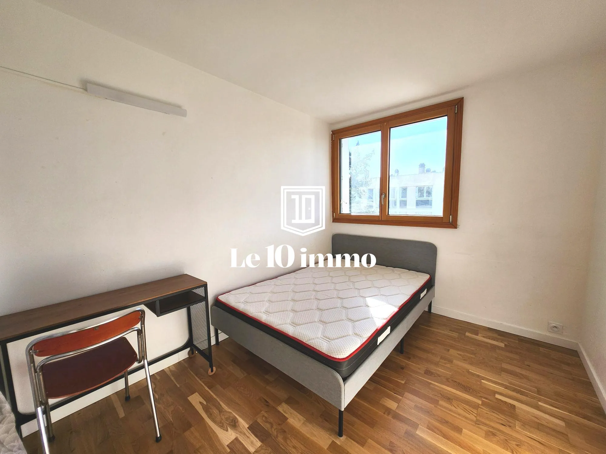 Chambre 2 Appartement T5 lumineux de 84 m² à Cholet avec cave et parking privé 