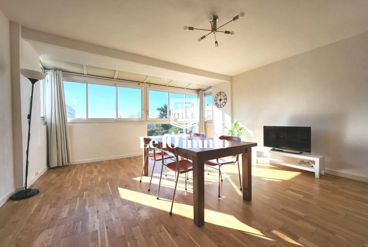 Salon Appartement T5 lumineux de 84 m² à Cholet avec cave et parking privé 