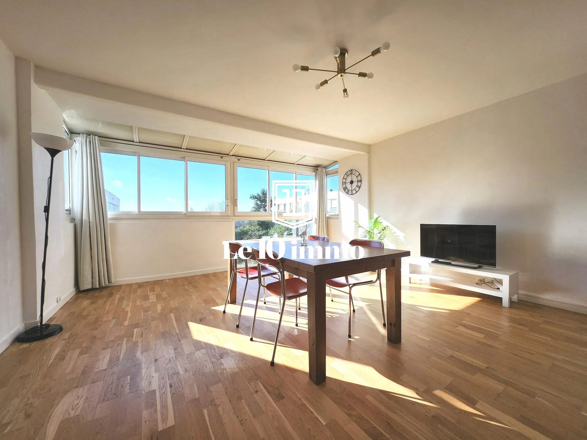 Salon Appartement T5 lumineux de 84 m² à Cholet avec cave et parking privé 