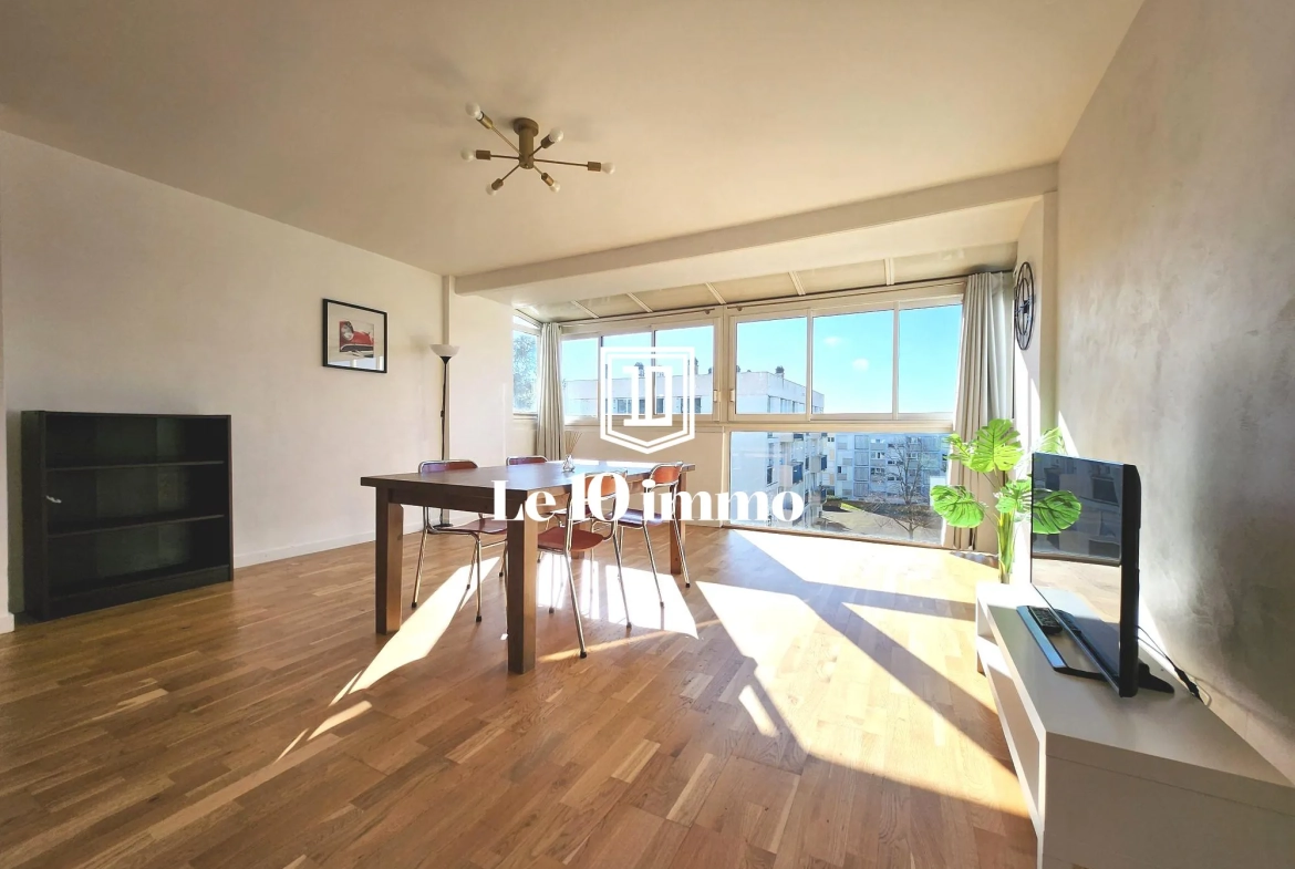 Salon Appartement T5 lumineux de 84 m² à Cholet avec cave et parking privé 