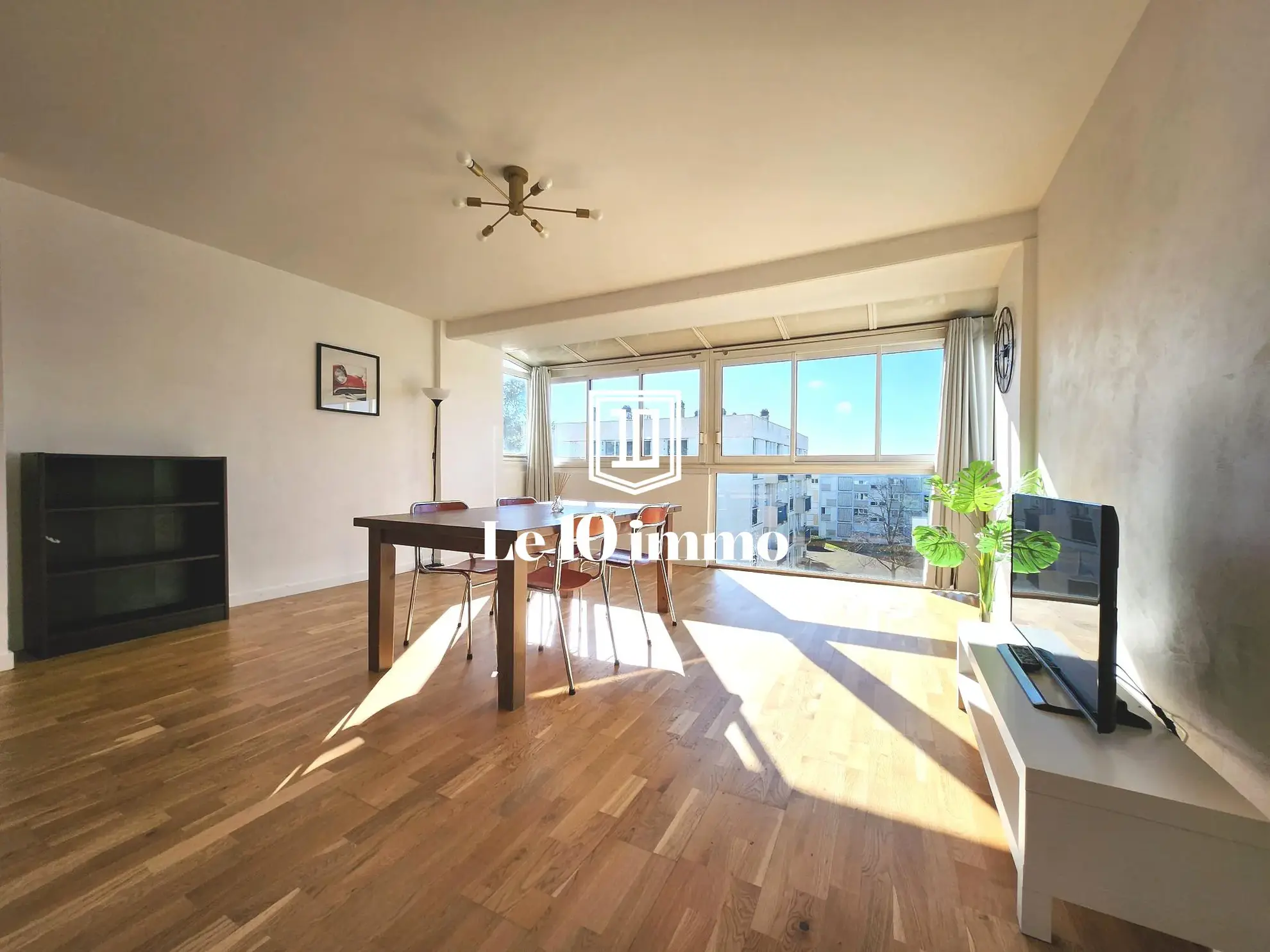 Salon Appartement T5 lumineux de 84 m² à Cholet avec cave et parking privé 