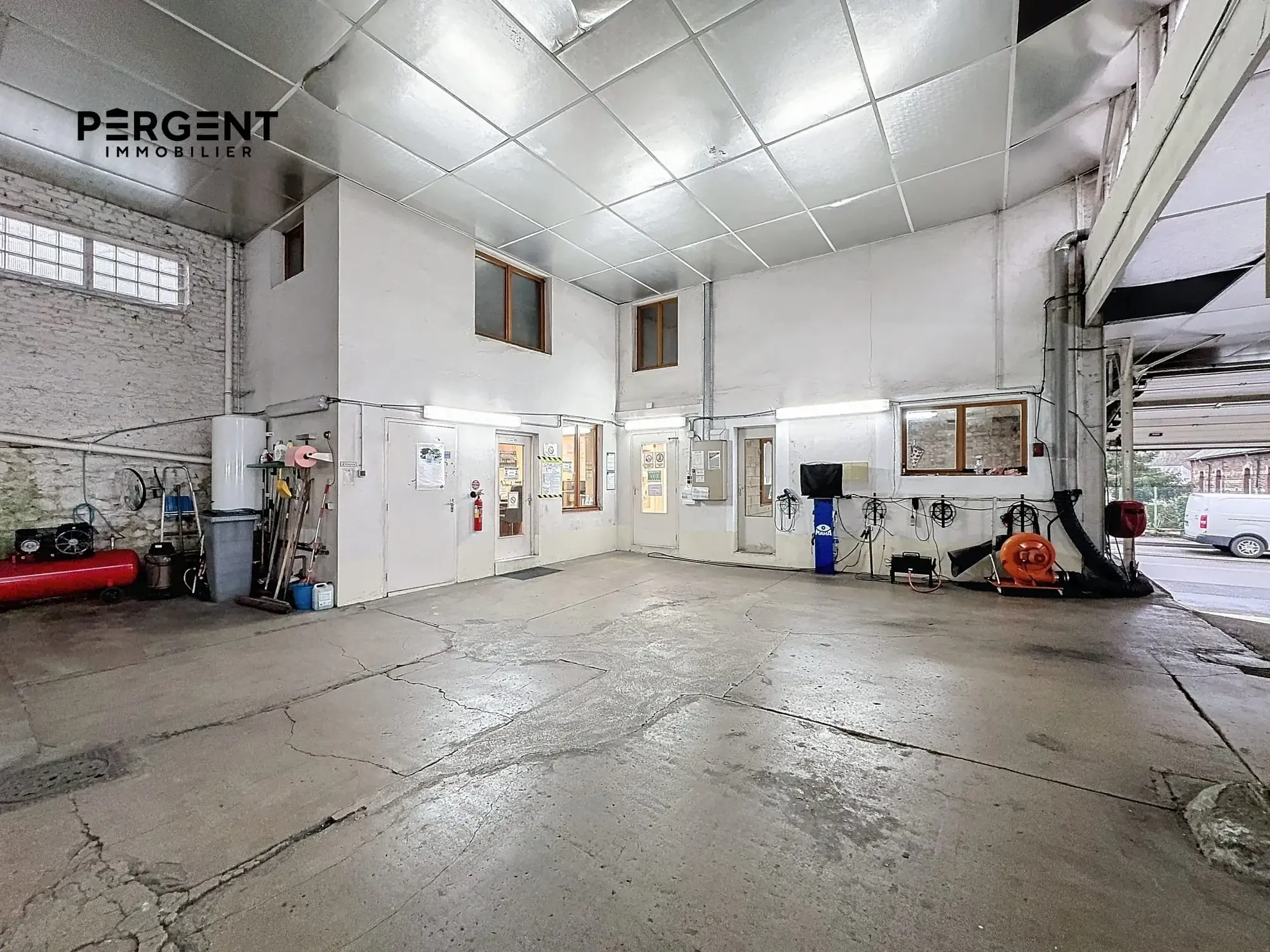 Entrepôt industriel de 600 m² à Monthermé, opportunité d'investissement 