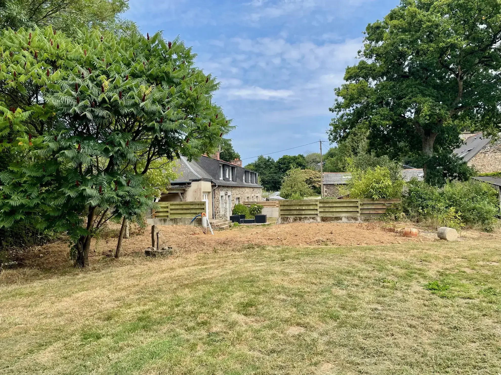 Belle maison en pierre avec jardin, garage à Pléguien 