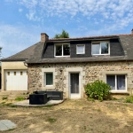 Belle maison en pierre avec jardin, garage à Pléguien