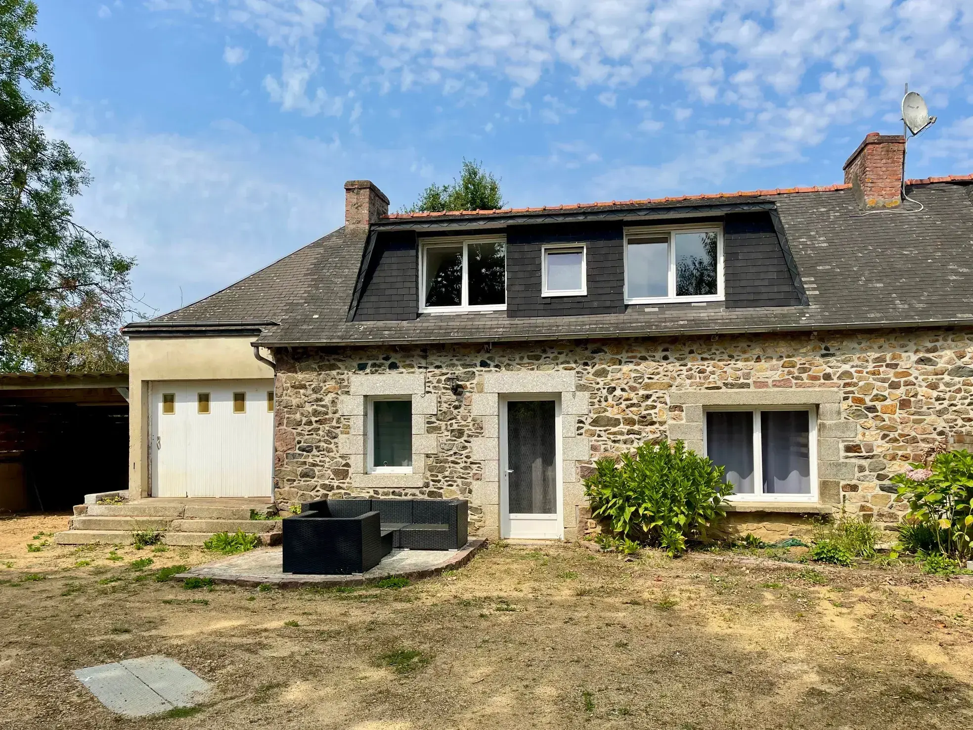 Belle maison en pierre avec jardin, garage à Pléguien 