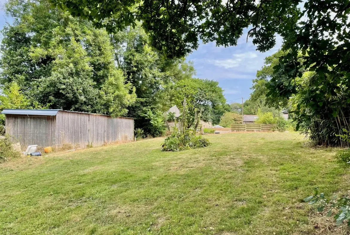 Belle maison en pierre avec jardin, garage à Pléguien 