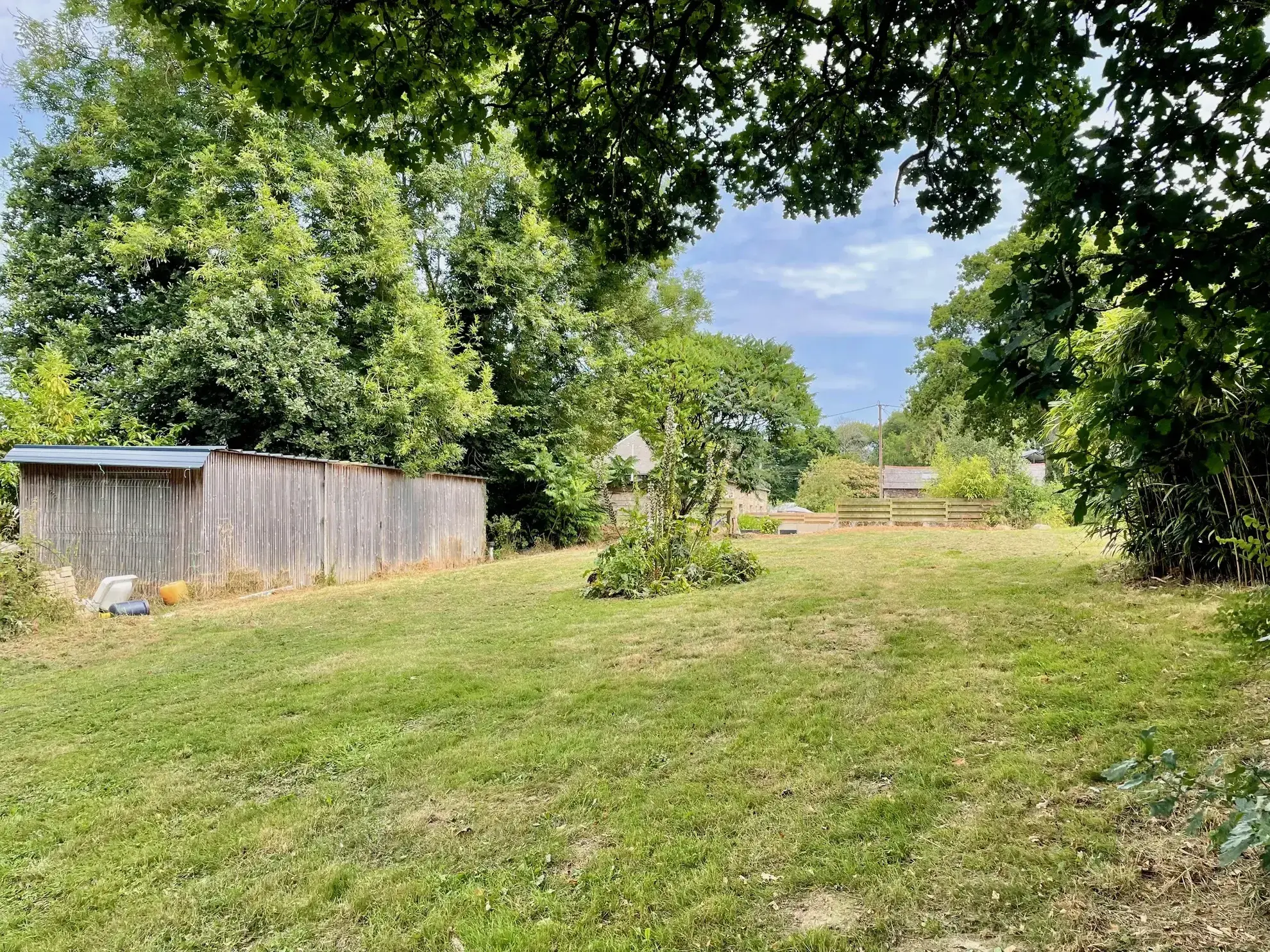 Belle maison en pierre avec jardin, garage à Pléguien 