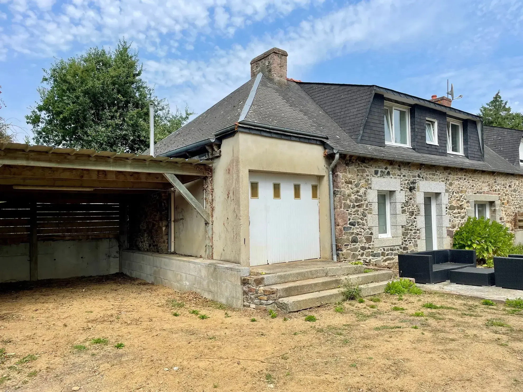 Belle maison en pierre avec jardin, garage à Pléguien 