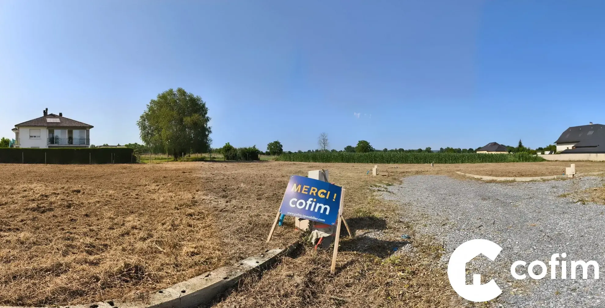 Terrain constructible à Nay - 700 m² viabilisé prêt à bâtir 