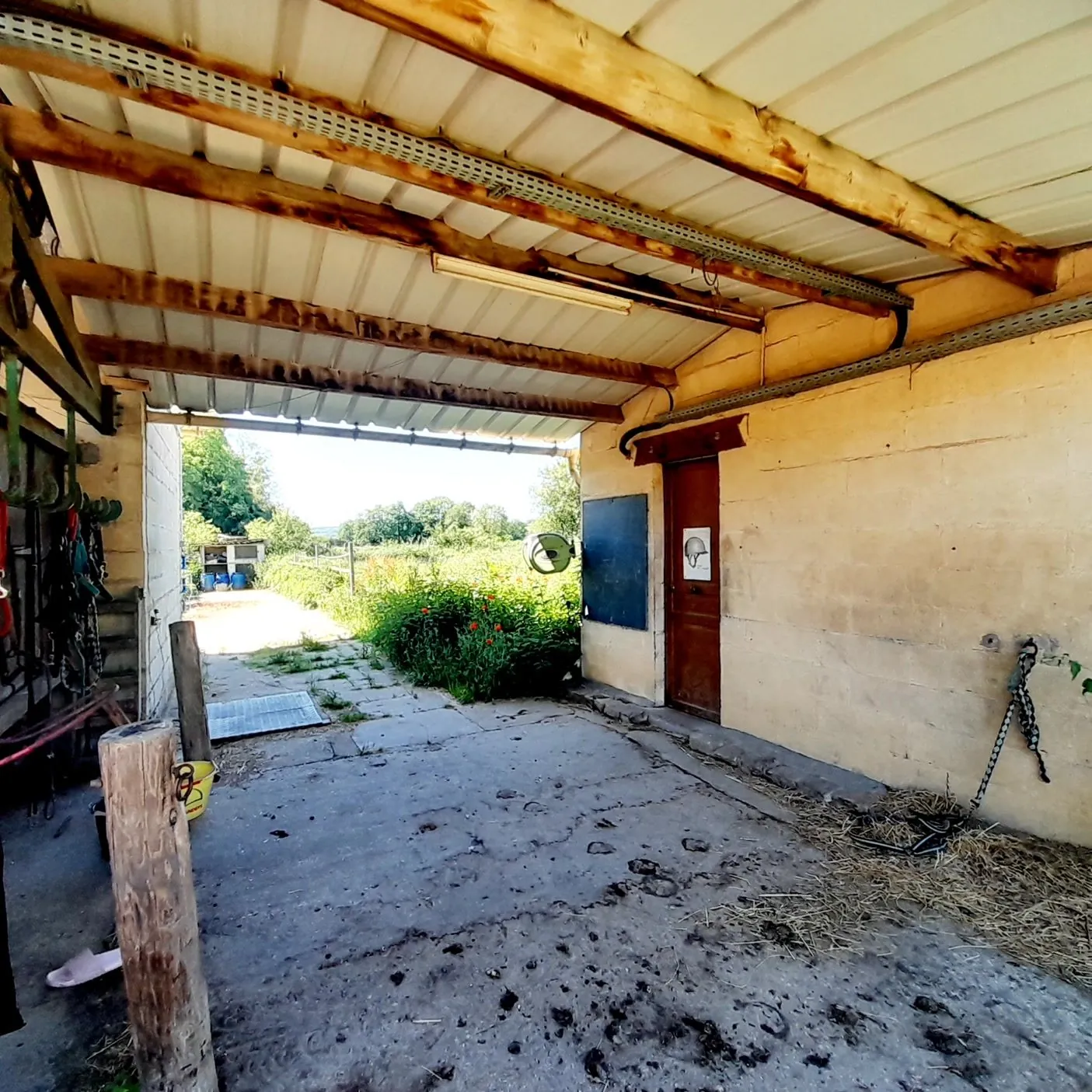 Centre équestre à vendre à Marsangy - Équipements complets et sécurisé 