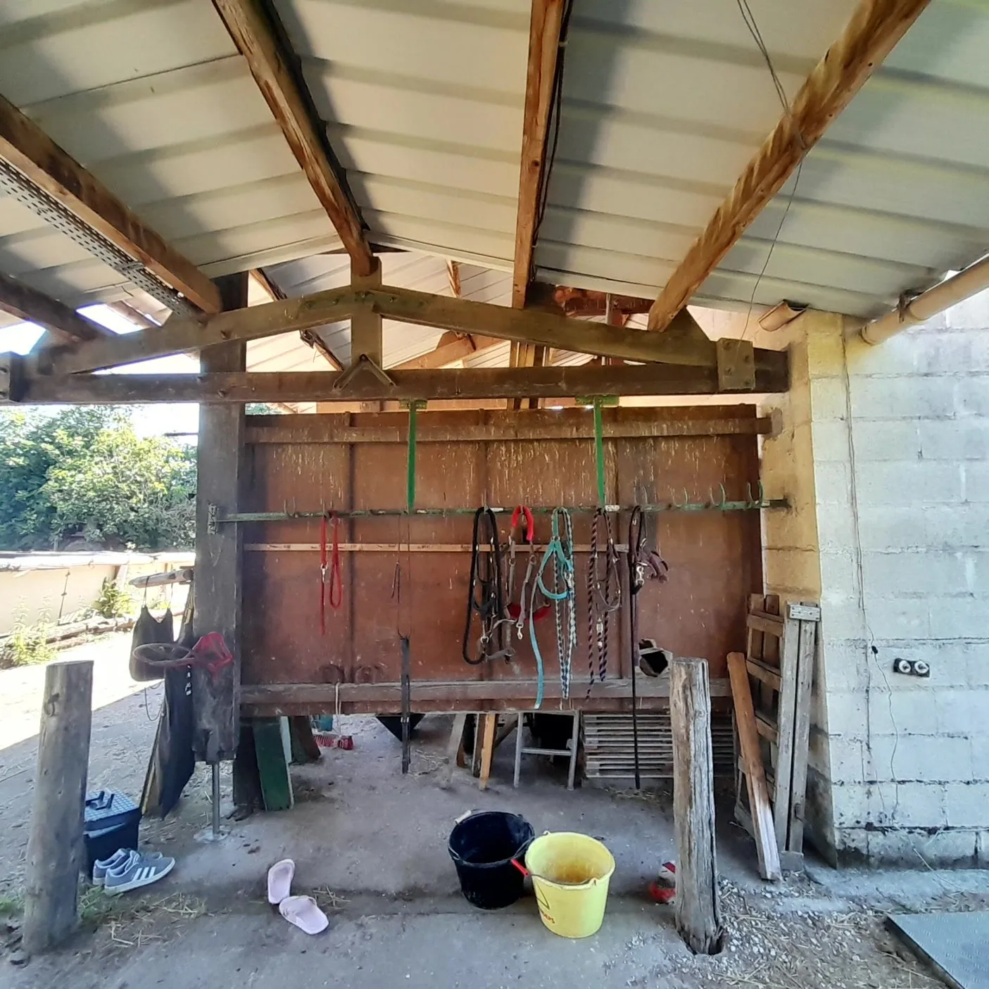 Centre équestre à vendre à Marsangy - Équipements complets et sécurisé 