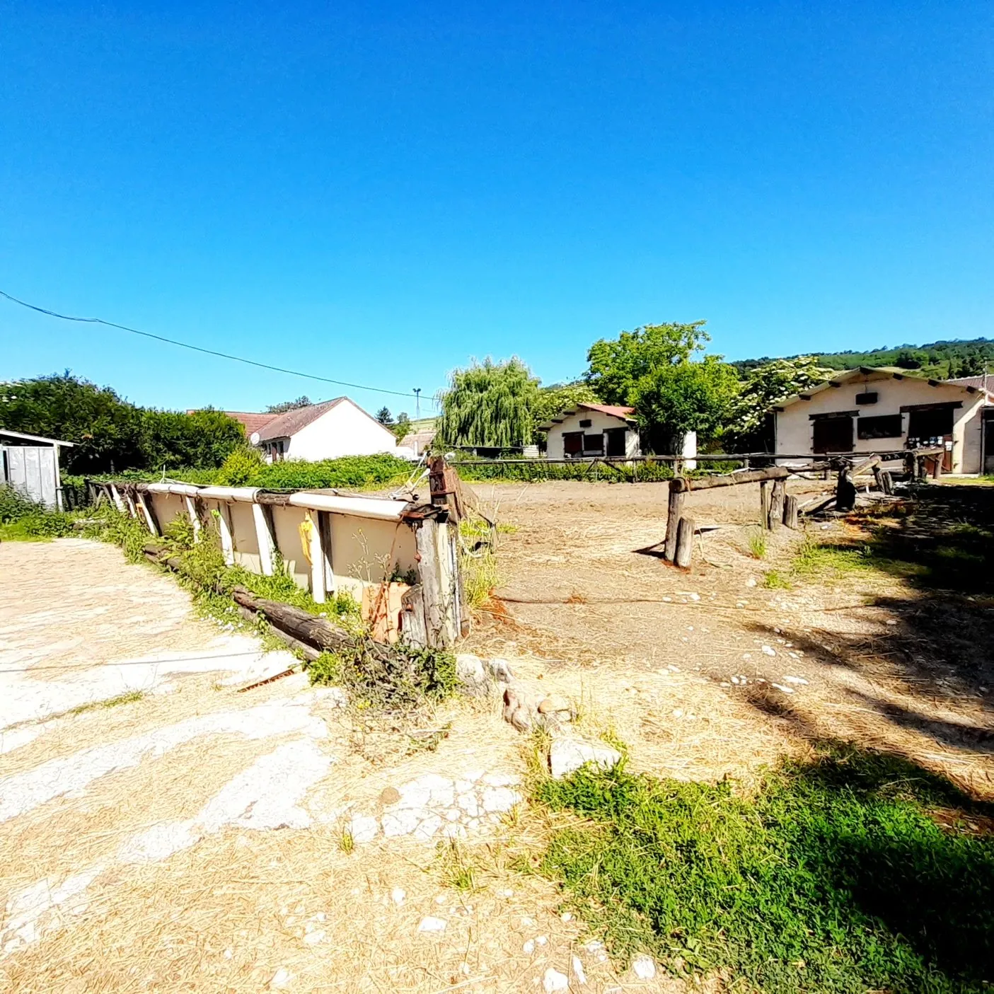 Centre équestre à vendre à Marsangy - Équipements complets et sécurisé 