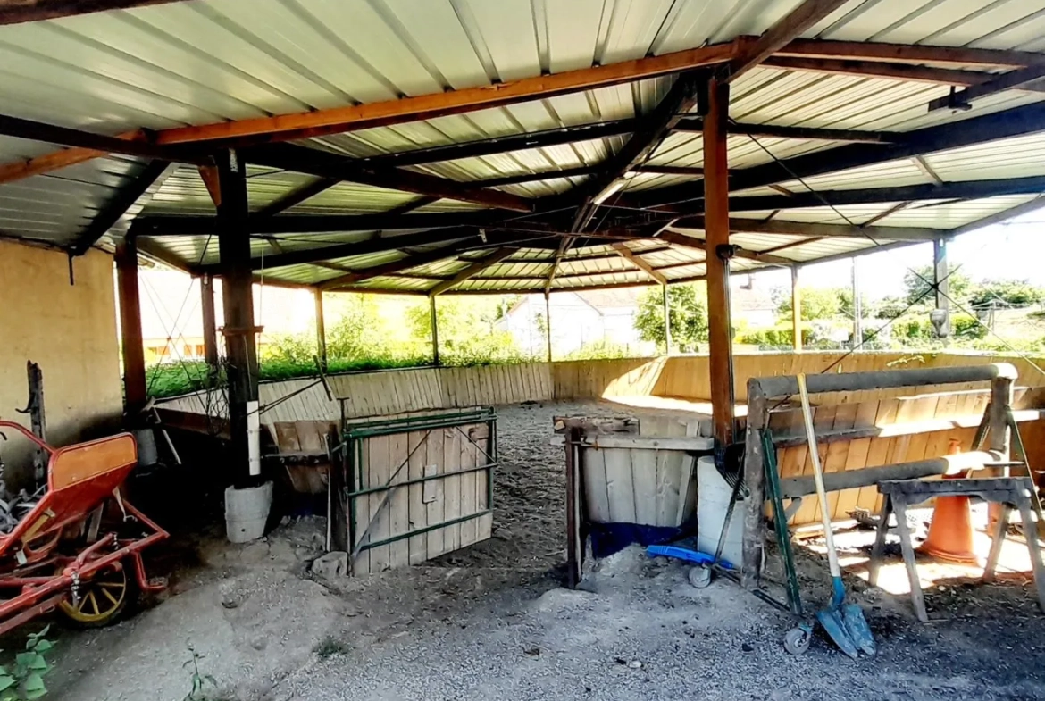 Centre équestre à vendre à Marsangy - Équipements complets et sécurisé 