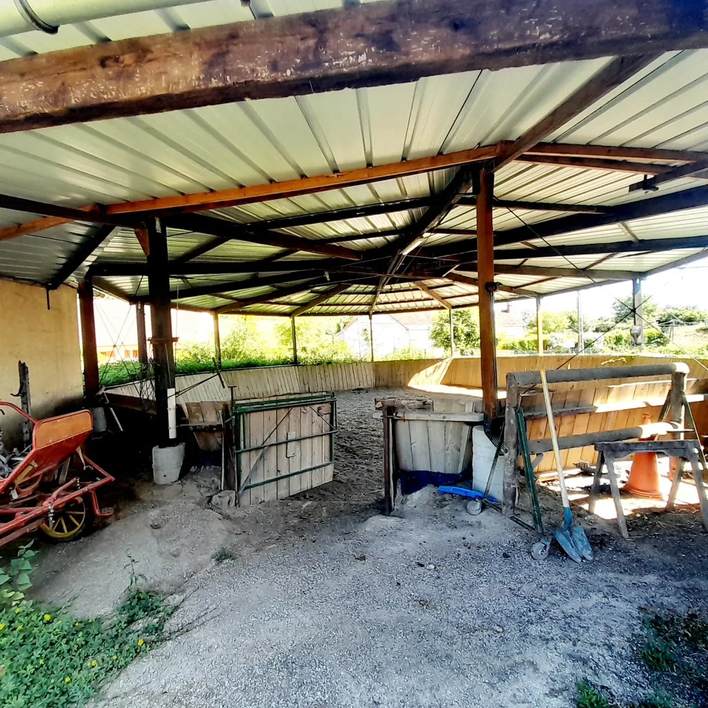 Centre équestre à vendre à Marsangy - Équipements complets et sécurisé 